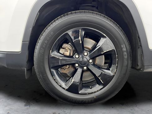 Used 2019 Jeep Cherokee Latitude Plus AWD/4WD image 26