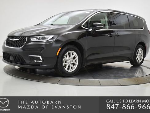 Used 2024 Chrysler Pacifica Touring-L image 13
