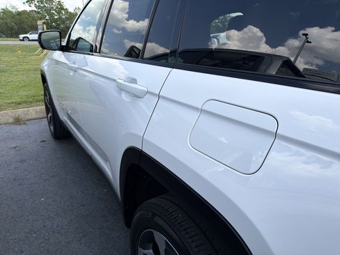Used 2023 Jeep Grand Cherokee Limited w/ Luxury Tech Group II AWD/4WD image 12