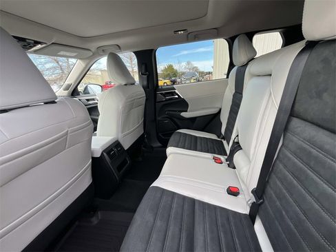 New 2026 Mitsubishi Outlander SE image 13