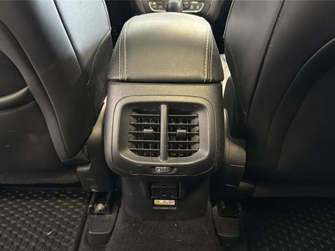 Used 2018 Jeep Cherokee Latitude Plus w/ Comfort/Convenience Group AWD/4WD image 29