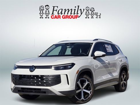 New 2025 Volkswagen Tiguan SE image 1