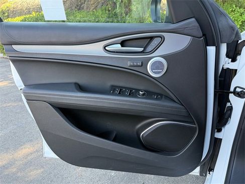 Used 2022 Alfa Romeo Stelvio Veloce image 11