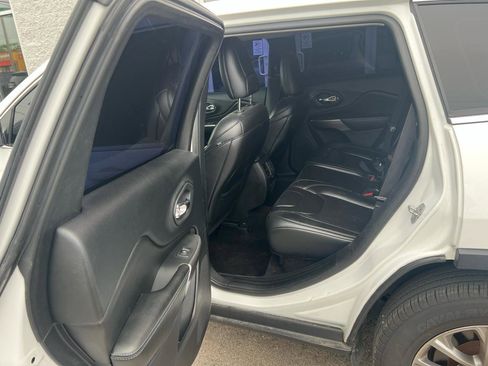 Used 2019 Jeep Cherokee Latitude Plus AWD/4WD image 14