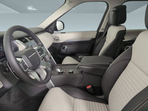 Certified 2025 Land Rover Discovery Dynamic SE image 4