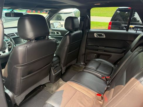 Used 2014 Ford Explorer XLT w/ Equipment Group 202A AWD/4WD image 21