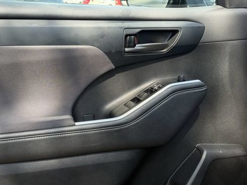 Used 2024 Toyota Highlander LE AWD/4WD image 22