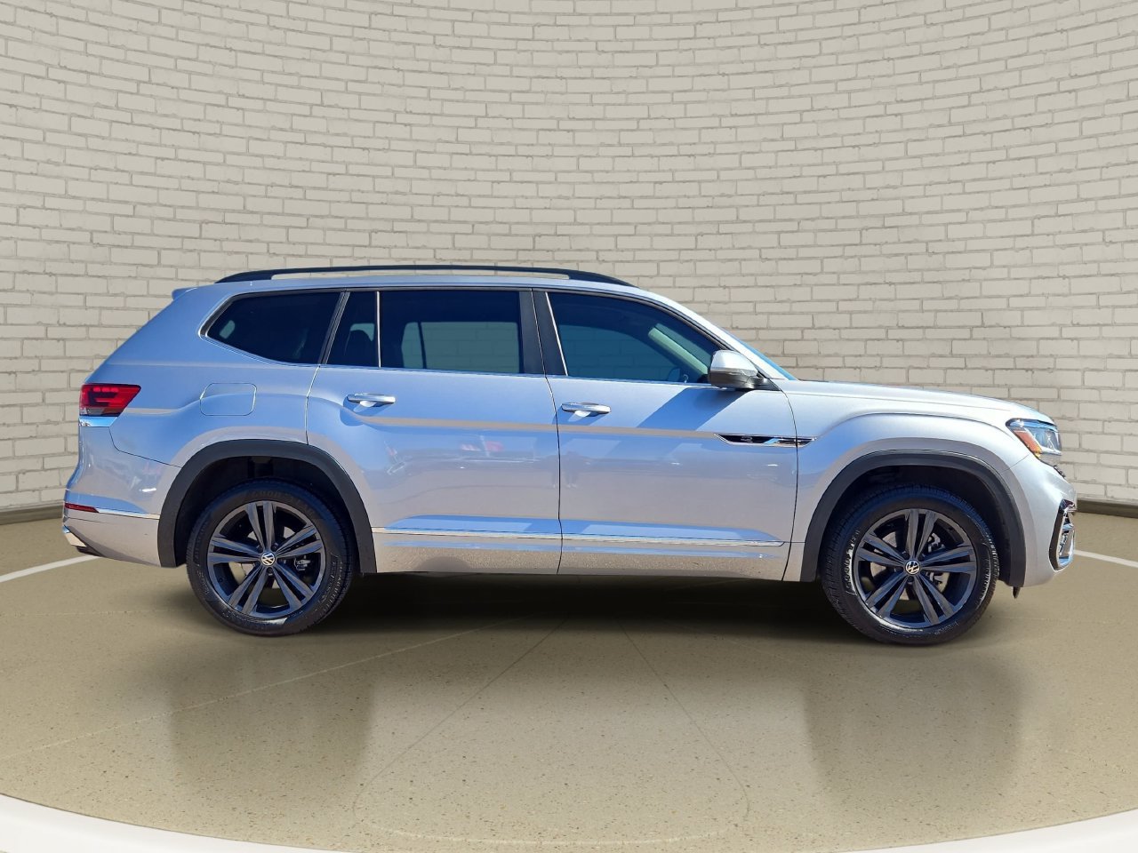 Used 2021 Volkswagen Atlas SE w/ Panoramic Sunroof Package FWD image 4