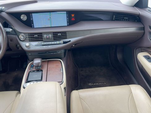 Used 2018 Lexus LS 500 w/ Accessory Package (Z2) image 27