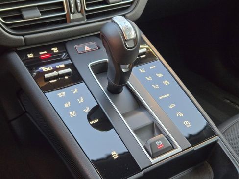 Used 2025 Porsche Macan image 24