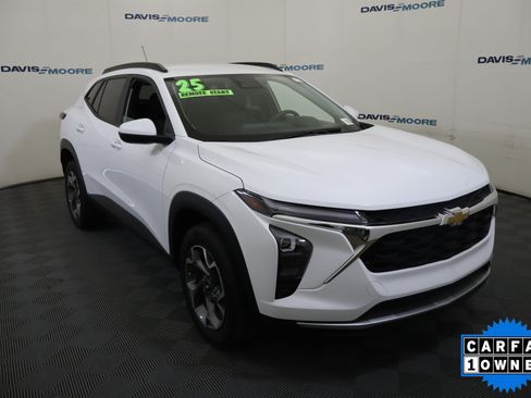Used 2025 Chevrolet Trax LT FWD image 3