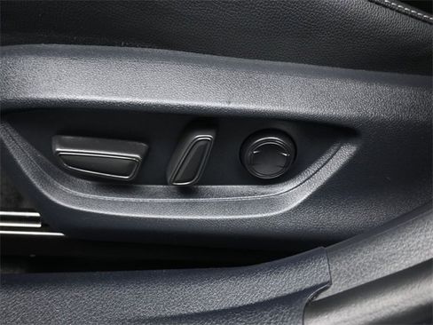 Used 2025 Toyota Camry SE w/ Convenience Package image 32