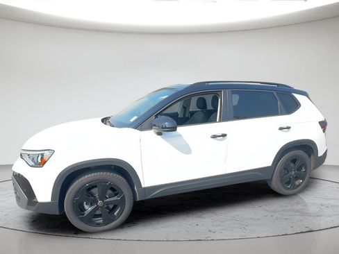 Used 2025 Volkswagen Taos SE AWD/4WD image 12