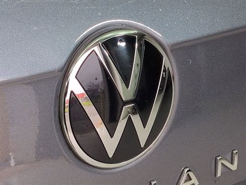 Certified 2022 Volkswagen Tiguan SE R-Line image 10