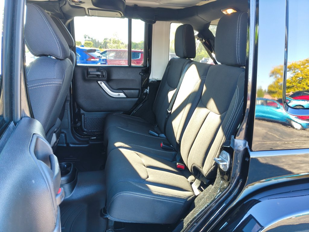 Used 2016 Jeep Wrangler Unlimited Sahara w/ Dual Top Group AWD/4WD image 12