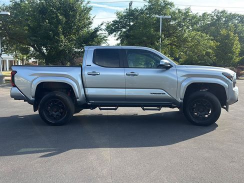 Used 2025 Toyota Tacoma SR5 AWD/4WD image 10