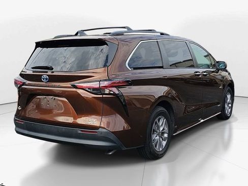 Used 2021 Toyota Sienna XLE image 7