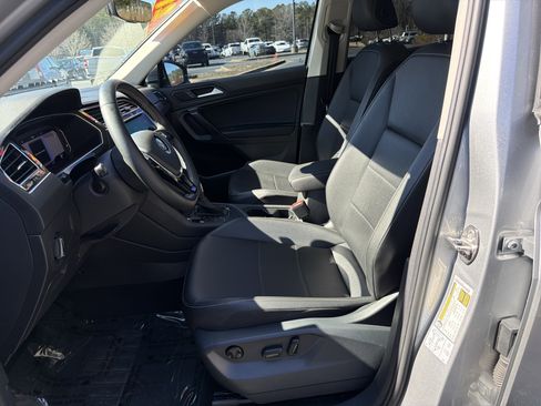 Used 2021 Volkswagen Tiguan SE image 9