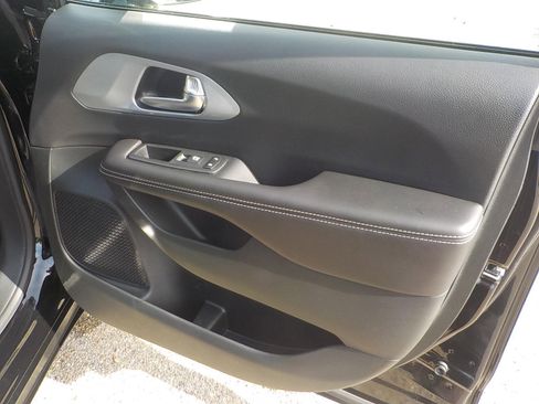 New 2026 Chrysler Pacifica Limited image 17