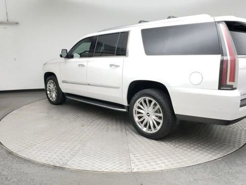Used 2019 Cadillac Escalade ESV Luxury AWD/4WD image 4