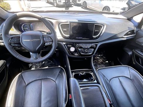 Used 2022 Chrysler Pacifica Limited w/ Uconnect Theater Family Group FWD image 10