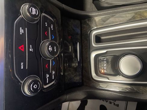 Used 2017 Chrysler 300 C image 31