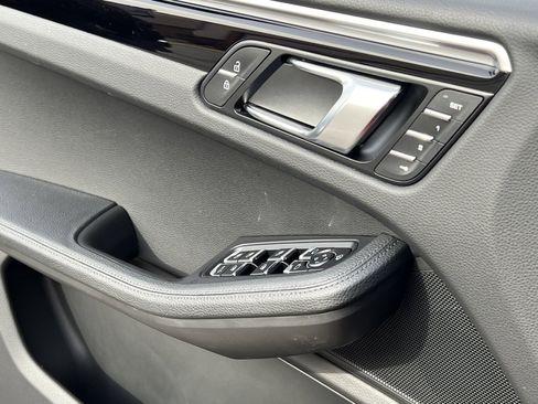 Certified 2022 Porsche Macan image 30