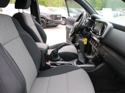 Used 2022 Toyota Tacoma TRD Off-Road AWD/4WD image 25