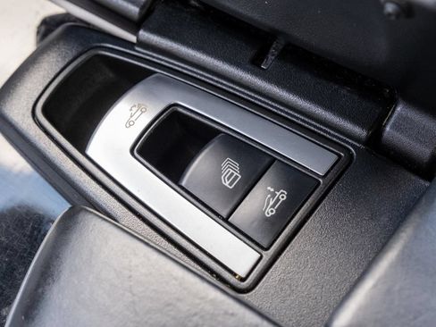 Used 2015 Mercedes-Benz SL 550 image 24