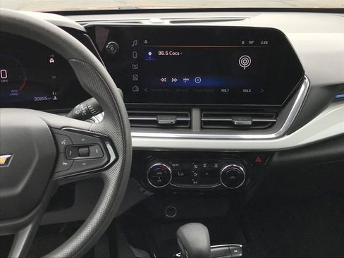 Certified 2025 Chevrolet Trax LT FWD image 10