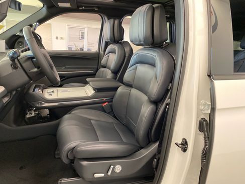 Used 2025 Lincoln Navigator Reserve w/ Jet Appearance Package image 20