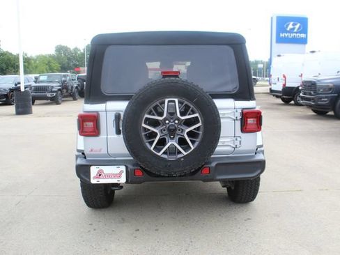 Used 2024 Jeep Wrangler Unlimited Sahara w/ Technology Group AWD/4WD image 4