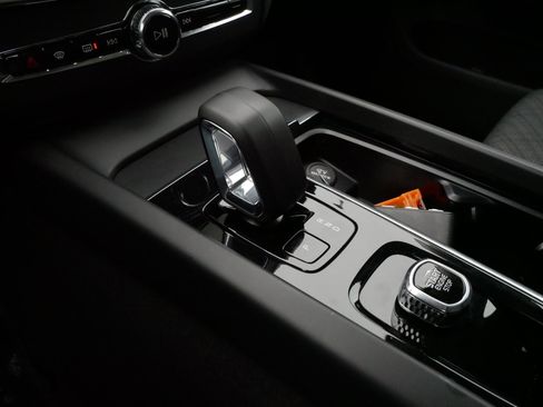 Used 2023 Volvo XC60 B5 Core image 24