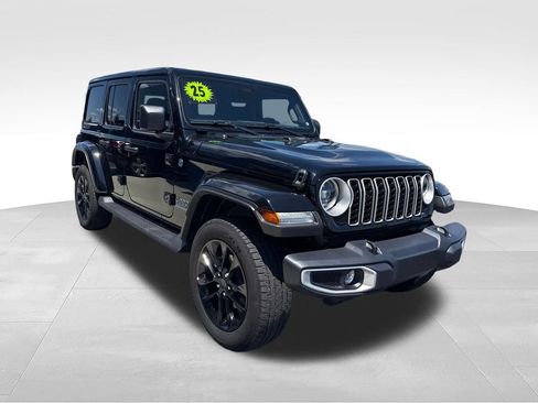 Used 2025 Jeep Wrangler Unlimited Sahara AWD/4WD image 17