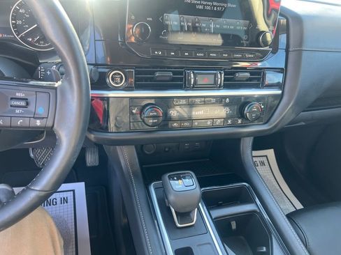 Used 2023 Nissan Pathfinder SL image 18