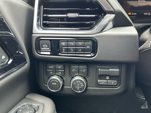 New 2026 GMC Yukon Elevation w/ Elevation Premium Package AWD/4WD image 18