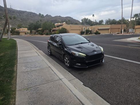 Used 2017 Ford Focus ST image 7