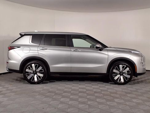 Used 2025 Mitsubishi Outlander SE image 29