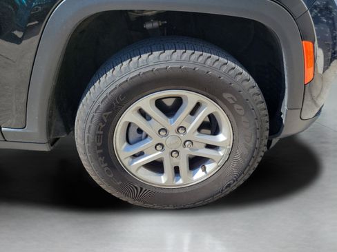Certified 2025 Jeep Grand Cherokee Laredo w/ Trailer Tow Package AWD/4WD image 28