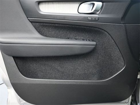 Used 2024 Volvo XC40 B5 Plus image 12