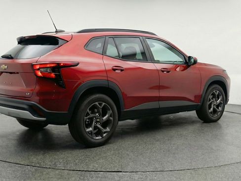 Used 2025 Chevrolet Trax LT FWD image 9