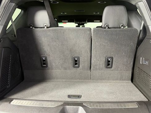 Used 2025 GMC Yukon Denali RWD image 32