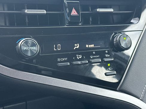 Used 2024 Toyota Camry SE FWD image 19