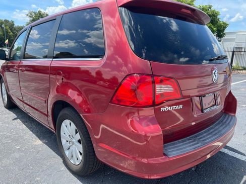 Used 2012 Volkswagen Routan SEL FWD image 21
