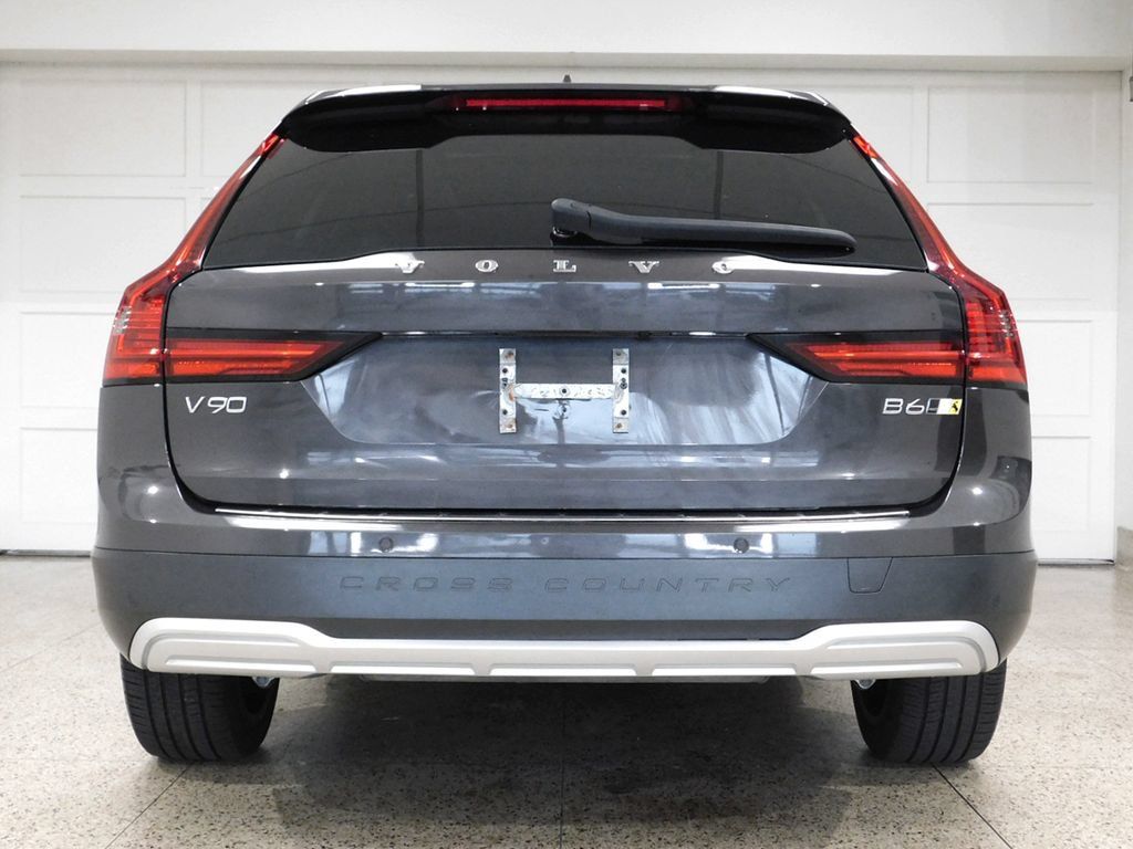 Used 2022 Volvo V90 B6 Cross Country AWD/4WD image 5