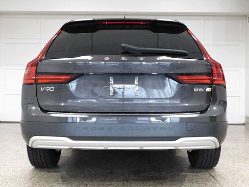 Used 2022 Volvo V90 B6 Cross Country AWD/4WD image 5
