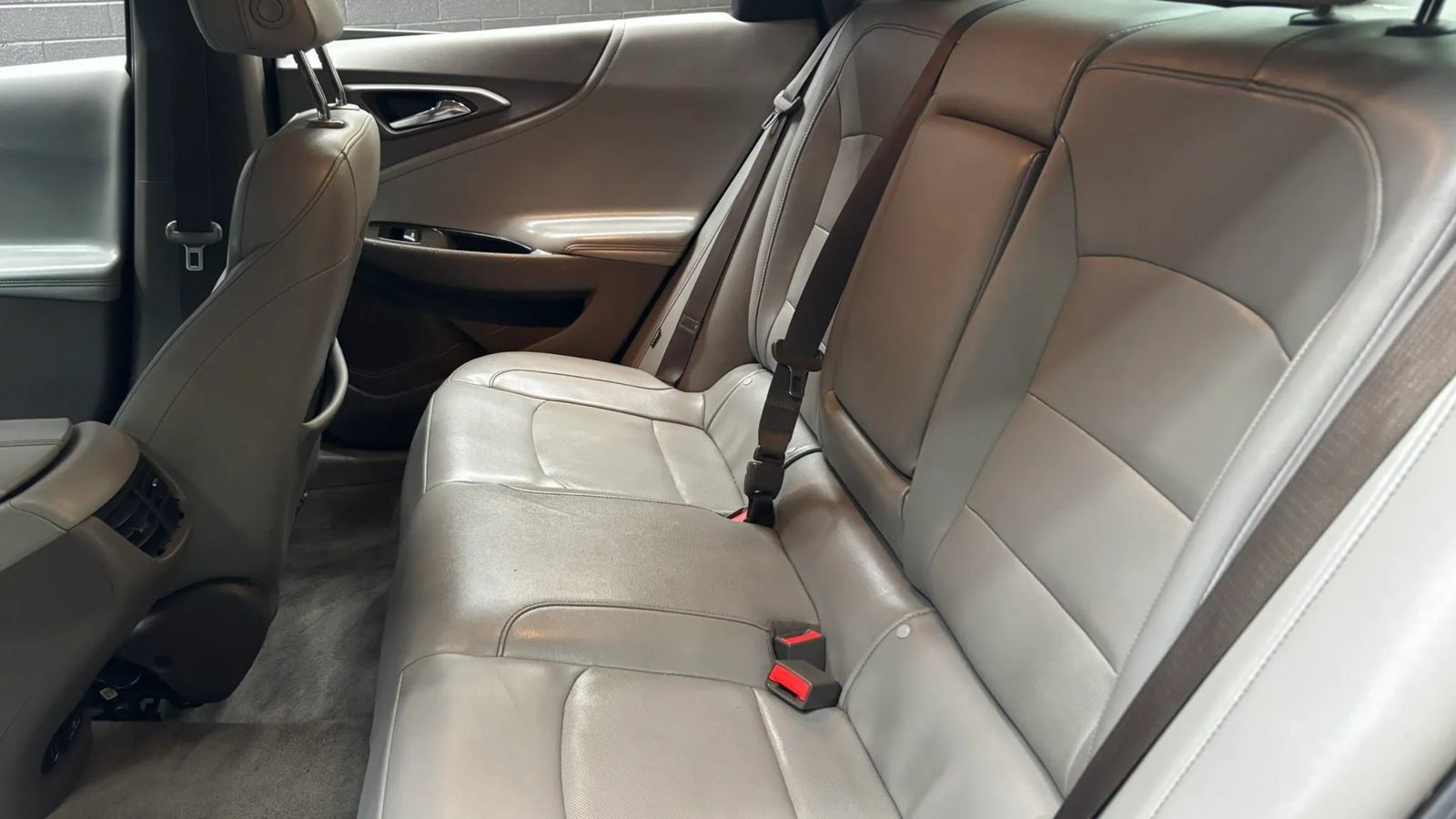 Used 2017 Chevrolet Malibu Premier w/ Premier Sun and Wheel Package FWD image 9