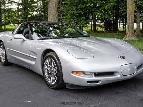 Used 1999 Chevrolet Corvette Coupe w/ Performance Handling Pkg RWD image 12