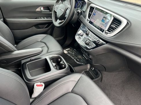 New 2026 Chrysler Pacifica Select image 14