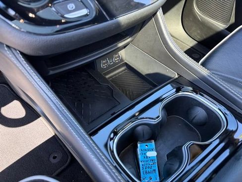 Used 2025 Chrysler Pacifica Limited FWD image 31